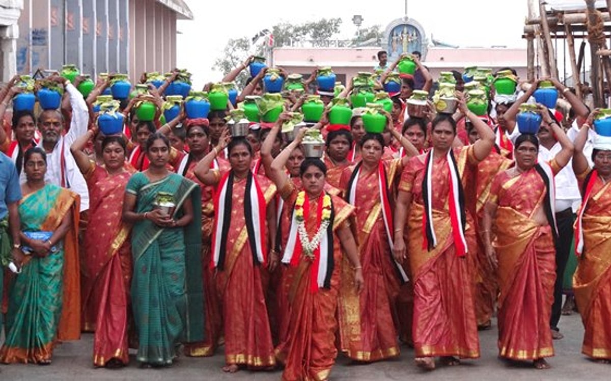 திருப்பூர் மேயர் தலைமையில் அதிமுக மகளிரணியினர் பழனிக்கு பால்குடம் ஏந்தி பாதயாத்திரை